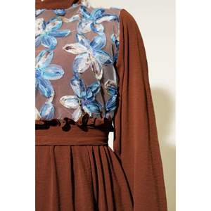 Robe ceinturée à fleurs en tulle sur le devant Marron - Product Image 2