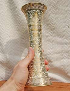 Jarrón de latón decorativo vintage Diseño floral acrílico Regalo perfecto o adición de decoración del hogar a un precio razonable - Product Image 4