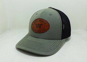 หมวกแก๊ปปีกแบนปรับได้หมวกแก๊ปทรูเกอร์หนัง PU ดีไซน์โลโก้ OEM หมวกด้านหลังตาข่ายส่วนบุคคลหมวกทำจากเวียดนาม - Product Image 2