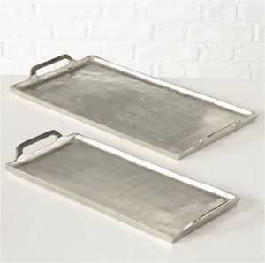 Ensemble de deux plateaux de service rectangulaires en couleur argent Forme rectangulaire avec poignées pratiques pour une prise en main confortable et facile - Product Image 1