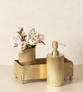 Un ensemble de salle de bain en or de quatre pièces avec une finition martelée ou texturée, comprenant un distributeur de savon, un gobelet et un porte-savon. - Product Image 4