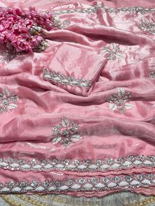 Sari en satin de soie pour femmes modernes, de conception britannique, avec un chemisier ethnique et un style élégant pour les mariages, les fêtes classiques et les occasions spéciales - Product Image 2