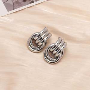 ต่างหูแบบติดหู Abbott สำหรับทุกเพศ ขนาด 25 มม. สีทอง น้ำหนัก 35 กรัม ผลิตจากโลหะผสมสังกะสี เหมาะสำหรับโอกาสอื่นๆ รูปทรงอื่นๆ - Product Image 3