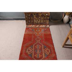 Tapis vintage 2,8x11,9 pieds (84x363 cm), tapis turc à pois rouges - Product Image 3