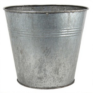 Jardinière galvanisée CottageRust avec poignée et détails de rivet pour pot de fleur en métal antique de jardin à usage décoratif - Product Image 5