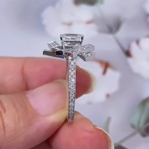 Bague de fiançailles en émeraude certifiée IGI 3.00 carats avec pierres latérales taille baguette, style unique, halo, pavé, alliance élégante - Product Image 6