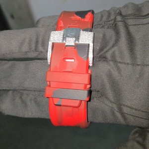 นาฬิกาข้อมือผู้ชายธุรกิจแฟชั่นสุดหรู สีแดงอลังการ ตัวเรือนโลหะผสม ประดับเพชรโมอิสซาไนต์สีขาว หน้าปัดกระจกโครโนกราฟ - Product Image 4