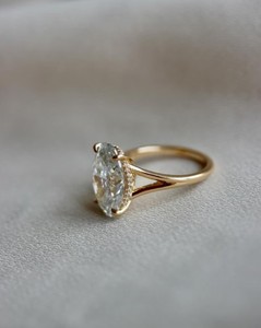 Elegante anillo de compromiso de moissanita ovalada alargada de 3 quilates Halo oculto único Efecto triturado de hielo con estilo Elegante con estilo - Product Image 4