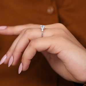 Anillo de Compromiso con Diamante Cultivado en Laboratorio Redondo en Plata de Ley/Platino/Oro Claridad VS1 Color F/EF - Product Image 4