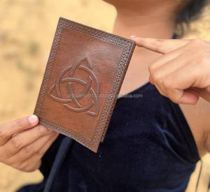 Nouveaux porte-passeports sécurisés en cuir marron gaufré véritable usiné à la main Boho étuis à passeport de voyage en cuir Vintage traditionnel - Product Image 3