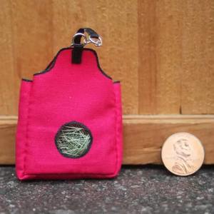 ถุงหญ้าแห้งสีชมพูขนาดเล็กแบบรูเดียว ผลิตภัณฑ์ใหม่สำหรับการขี่ม้า ใช้สำหรับให้อาหารม้า ถุงหญ้าแห้งที่ทนทานสำหรับให้อาหารม้า - Product Image 6