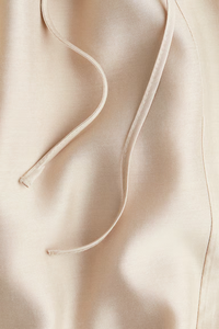 Chemisier paysan fluide beige à la demande avec manches ballon pour des sorties décontractées et des looks semi-formels modernes - Product Image 6