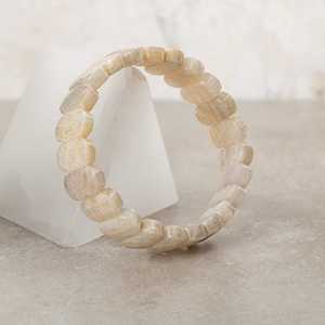 Bracelet en pierre naturelle de pierre de lune à coupe large - Product Image 4