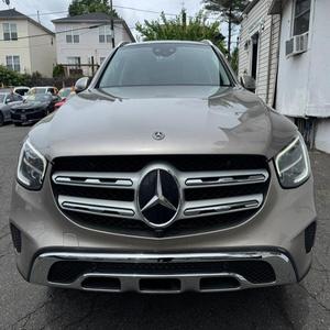 Mercedes-Benz GLC 300 4MATIC SUV 2021 NEGRO USADO CON BAJO KILOMETRAJE - Product Image 1