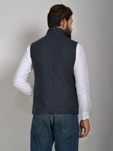 Chaleco Clásico para Hombre en Tono Gris, Elegante Chaleco sin Mangas para Trajes, Fiestas, Banquetes y Ocasiones Formales, Disponible para la Venta - Product Image 4