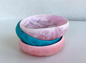 Ensaladera de resina con volantes ecológica hecha a mano, base de remolino verde y rosa, centro de mesa decorativo para bodas de la India - Product Image 4