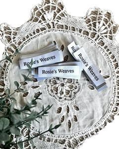 Etiqueta de embalaje tejida satinada con logotipo personalizado, Material de poliéster plegable para ropa, nueva etiqueta tejida para prendas con diseño de etiquetas personalizadas - Product Image 1