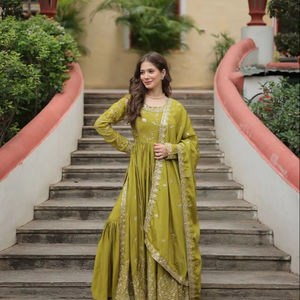 Trajes Anarkali de Diseño Étnico Tradicional Indio para Mujer, en Chinon Puro con Lentejuelas Bordadas, Casuales para Exteriores, Venta al Por Mayor - Product Image 1