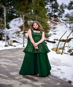 Explore nuestros vestidos Kanchipuram, elaborados con intrincados Dori y adornos de perlas para una sensación de lujo. - Product Image 3