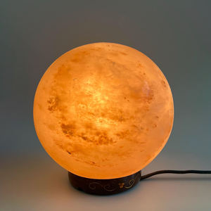 Lámpara de Luna de Sal Rosa del Himalaya Natural Hecha a Mano con Base de Madera Tallada, Luz Nocturna de Cristal Ecológica, Proveedor Mayorista - Product Image 1