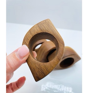 Servilleteros de madera natural hechos a mano personalizados para Decoración de mesa - Product Image 4
