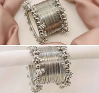 Ensemble de bracelets en argent oxydé tendance 2025, fabriqués à la main, bijoux tribaux traditionnels avec des détails perlés et jhumka