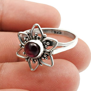 Bague fine faite à la main en argent Sterling 925 massif pour femme bijoux en forme de fleur de grenat rouge naturel pour cadeau d'anniversaire - Product Image 1