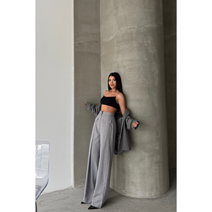 Pantalones Grises de Mujer con Pliegues Anchos, Bolsillos y Detalle de Solapa - Product Image 1