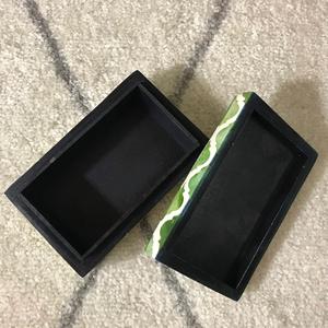 Caja de almacenamiento de joyería con incrustaciones de hueso verde teñido hecho a mano, organizador decorativo de resina y MDF para accesorios y recuerdos - Product Image 6