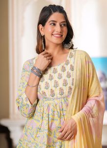 Conjunto de Kurta y Sharara para mujer, mezcla de algodón bordado de alta calidad para mujer, Kurta recto para mujer a un costo efectivo - Product Image 3