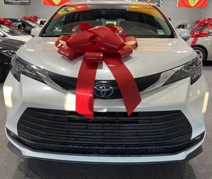 Clean Used 2025 Toyot_a Sienn_a XLE Híbrido FWD para 8 pasajeros con Bluetooth Asientos de tercera fila Asientos de cuero Arranque remoto Bluetooth - Product Image 1