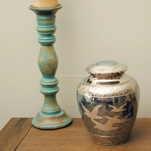 Urne de crémation Cendres humaines Ange Colombes Urne en laiton Rentrer à la maison Urne commémorative de crémation pour adultes gravée à la main Exportation en gros - Product Image 3