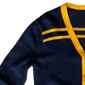 Pull en maille décontracté B2B avec logo brodé personnalisé, décoration de boutons pour sororité/fraternité, couleurs et tailles personnalisées - Product Image 3