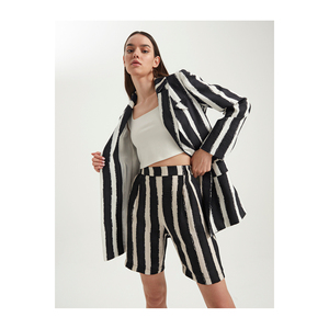 Shorts à jambes larges pour femmes, design rayé, mélange viscose et polyamide, double poche - Product Image 6