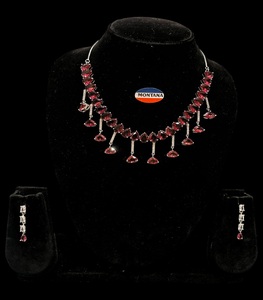 Ensemble de collier en argent de qualité supérieure pour femme avec pierres AD inversées et accents de perles parfait pour les amateurs de bijoux de mode - Product Image 1