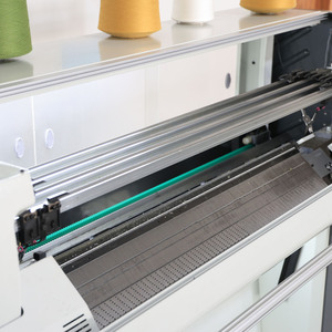 Machine à tricoter plate jacquard simple entièrement automatique et informatisée à double système, avec 16 alimentateurs pour la production de chaussettes et de pulls - Product Image 5
