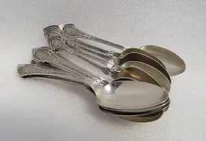 Ensemble de couverts de luxe avec cuillères décoratives en métal argenté, parfait pour les occasions de dîner et la décoration intérieure - Product Image 5