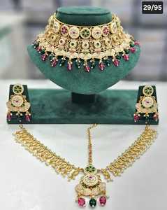 Ensemble de bijoux de mariée classique avec collier ras du cou Boucles d'oreilles Maang Tikka Mélange parfait de l'élégance traditionnelle pour les occasions spéciales - Product Image 5