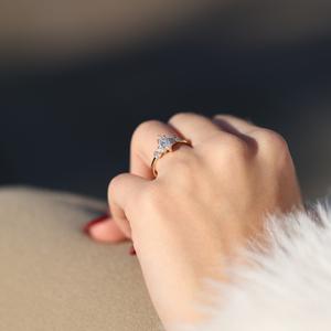 Anillo de compromiso de moissanita con corte Marquesa de 10x5mm con Marquesa y piedras laterales redondas | Joyería nupcial única - Product Image 5