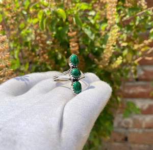 Anillo de Plata de Ley 925 Hecho a Mano con Engaste de Tres Piedras y Malaquita Natural, Diseño Ovalado Clásico, Venta Directa de Fábrica - Product Image 1