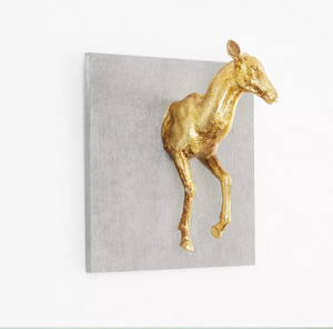 Escultura de caballo de oro pulido en una pose de levantamiento dinámica para una declaración de lujo. Disponible a precios de mayoreo. - Product Image 4