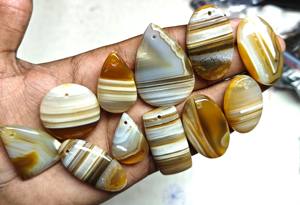 Vente en gros d'agate naturelle à bandes jaunes Cabochon de pierres précieuses en vrac Variété de formes de cristaux de taille mixte, y compris la poire 6mm perceuse gratuite - Product Image 2