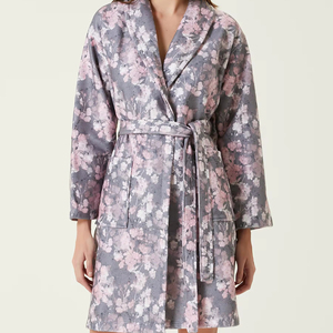 Bata de satén con estampado floral para mujer, largo hasta la rodilla, manga tres cuartos, suave y cómoda, cuello vuelto, lavable a máquina - Product Image 1