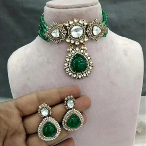 Ensemble de boucles d'oreilles ras du cou Polki Kundan plaqué or antique élégant à la mode pour les célébrations d'anniversaire de mariage en laiton - Product Image 1