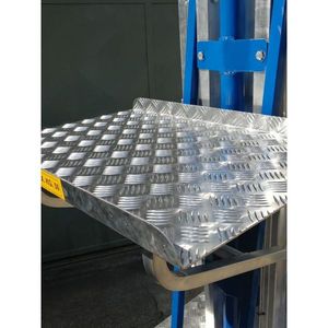Plateforme Élévatrice Électrique E200 à Chargement Frontal Réglable pour les Secteurs de la Construction et Hôtellerie – Neuve ou d'Occasion, avec Pompe, Moteur et Propulseur - Product Image 2