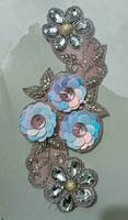Fournisseur indien de patchs en tissu brodés à la main avec des strass, des perles et des paillettes multicolores, en forme de fleurs et de roses, pour vêtements
