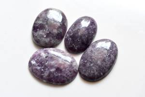 Cabochon de lépidolite de forme ovale naturelle de qualité supérieure 100% Cabochon de lépidolite poli à la main pierres précieuses en vrac pour la fabrication de bijoux - Product Image 4