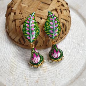 Pendientes de araña de moda Jhumki pintados a mano verdes - Product Image 3