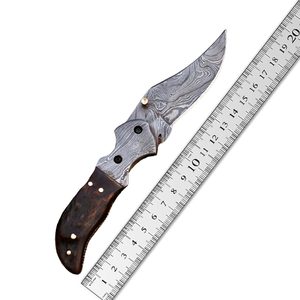Cuchillo de bolsillo plegable de acero de Damasco hecho a mano y personalizado con mango de cuero y mango de madera - Product Image 1