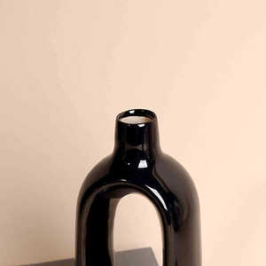 Vase en grès noir contemporain fait main motif floral, design minimaliste pour table ou sol, idéal pour la décoration de mariage - Product Image 4